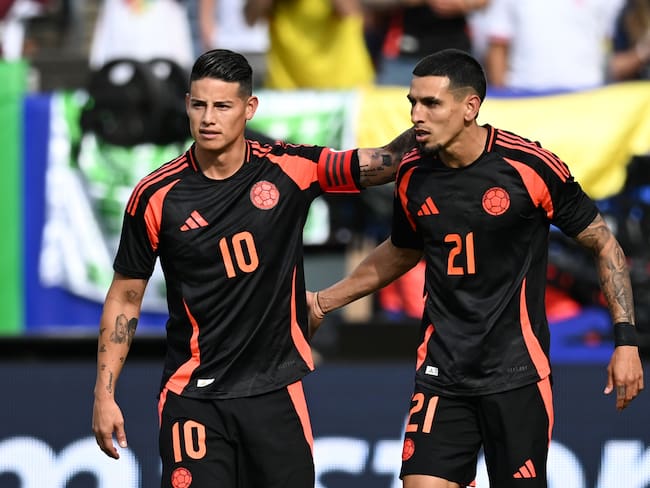 James Rodríguez junto a Daniel Muñoz en la Selección Colombia. (Photo by Stephen Nadler/ISI Photos/Getty Images)