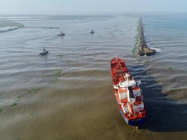 ¿Cuál es la real situación del buque encallado en Bocas de Ceniza?