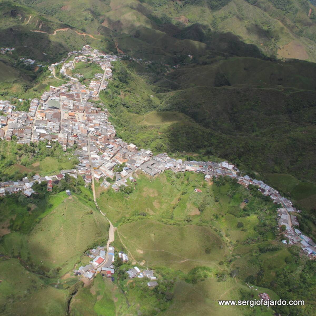 Anorí decretó toque de queda nocturno por ataque de las disidencias a la base militar