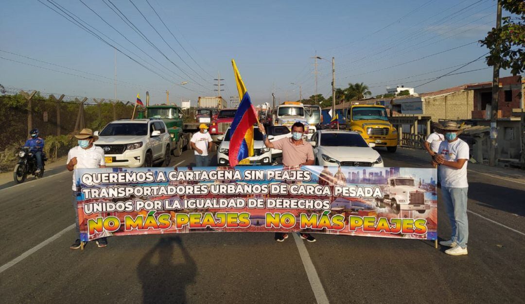 Movilización de camioneros en Cartagena exigiendo la suspensión del cobro de los peajes