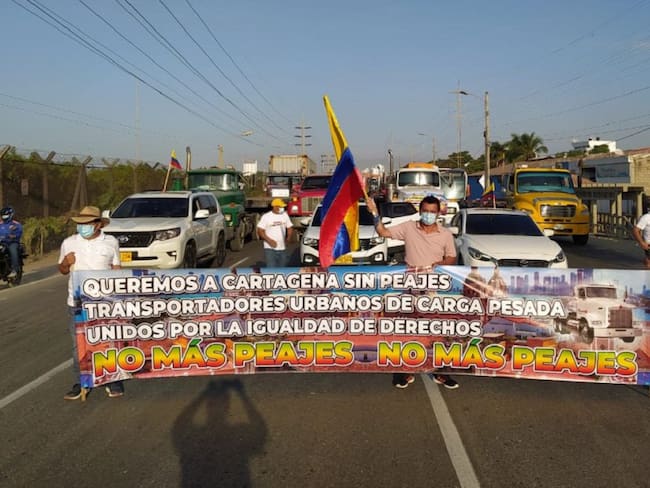 Movilización de camioneros en Cartagena exigiendo la suspensión del cobro de los peajes