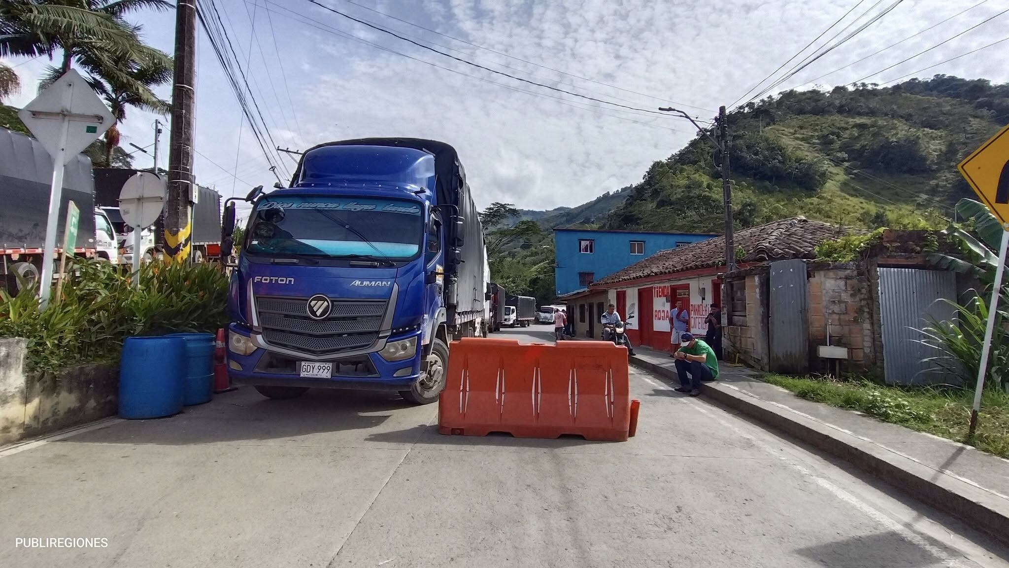Paro camionero sector el 7 en Medellín- Quibdó- foto Publinoticias