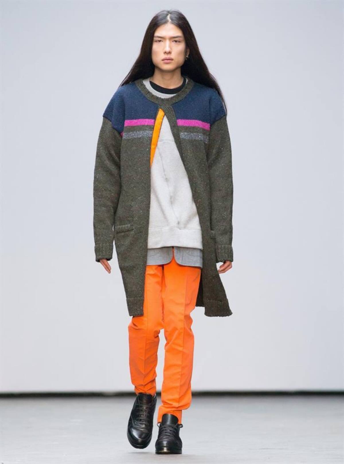 Una serie de modelos presentan la colección de otoño, invierno 2015 en la semana de la moda masculina en Londres, Inglaterra, que se realizará hasta el próximo 12 de enero.