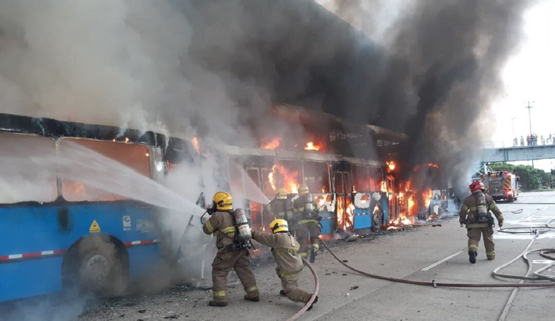 Los desmanes han dejado como resultado 23 buses afectados del Mío, de los cuales nueve de ellos resultaron incinerados.