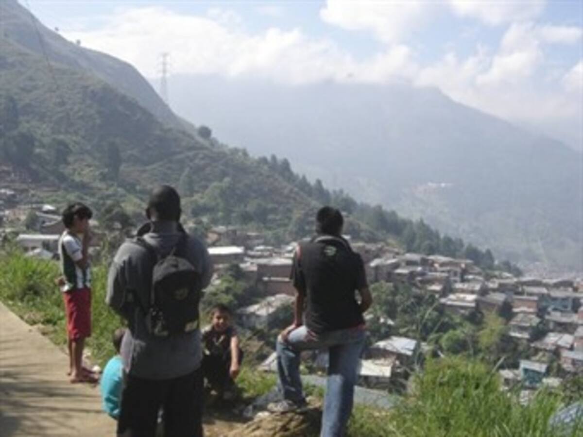 Tensa calma en la comuna 13 de Medellín tras enfrentamientos entre bandas criminales