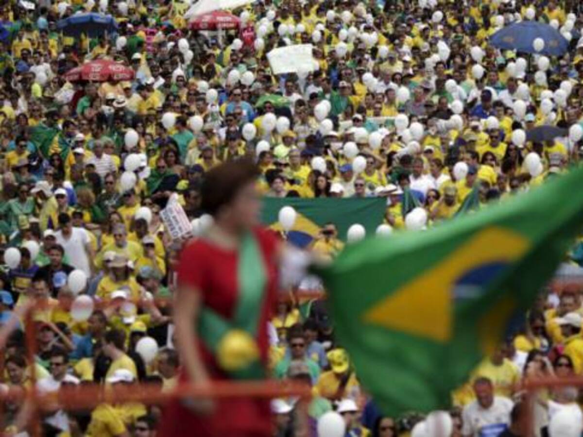 Miles de brasileños protestan contra la corrupción