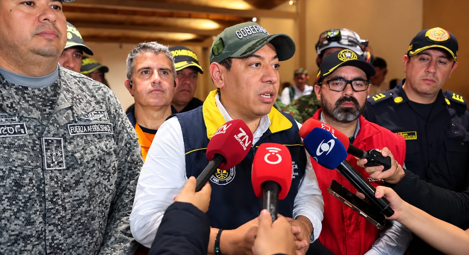 El gobernador de Boyacá, Carlos Amaya, indicó que en total seis aeronaves completaron 299 horas de vuelo sobre el incendio forestal.