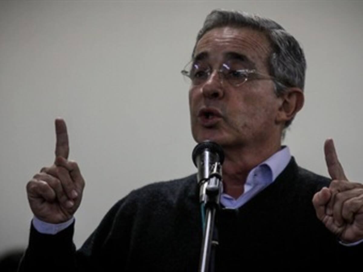 No me pueden señalar por mi noviazgo con Uribe: Clara López