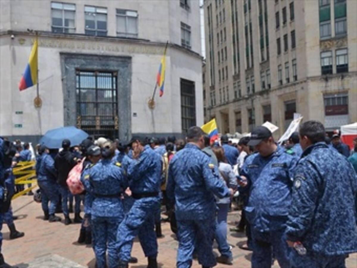 Capturan en flagrancia a guardianes del Inpec por llevar droga a cárceles