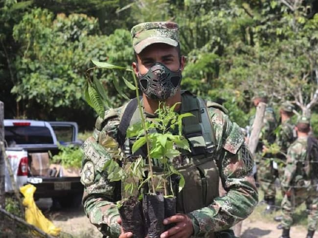 Soldados de la Octava Brigada del Ejército y la siembra de árboles en el día de la tierra