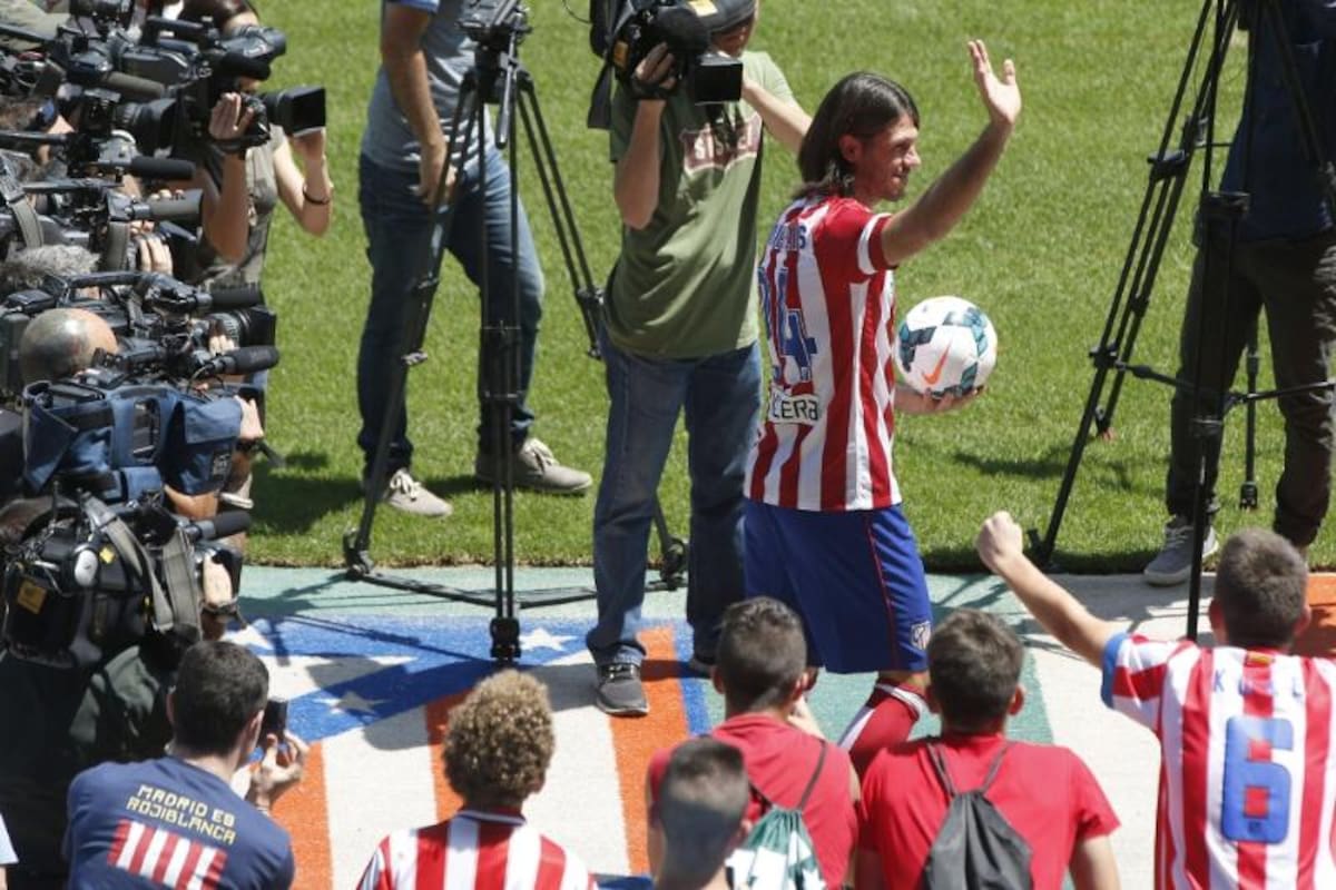 El argentino Martín Demichelis se dirige al césped del estadio Vicente Calderón durante su presentación como nuevo jugador del Atlético de Madrid. EFE/Juan Carlos Hidalgo