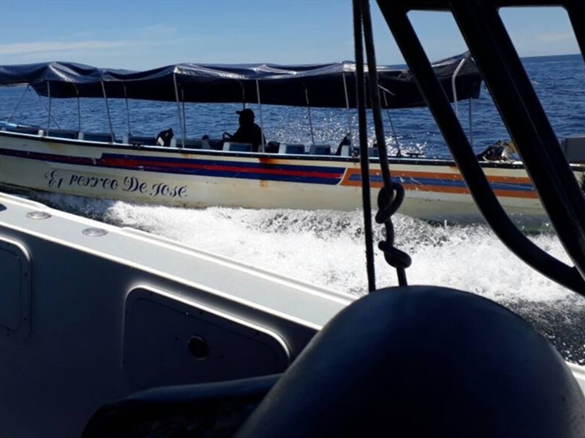 Armada evita que embarcación abandonada genere una tragedia en Playa Blanca