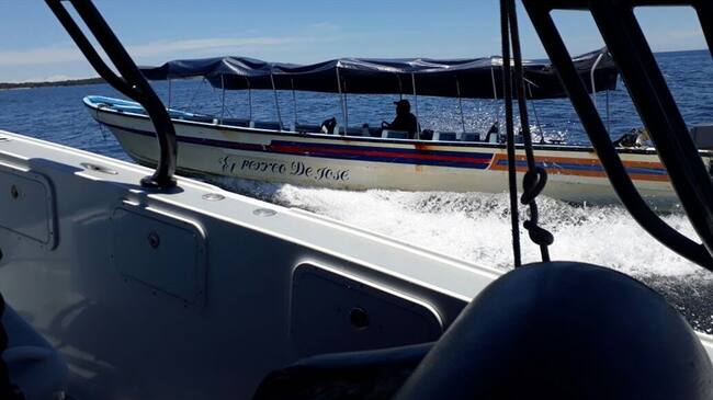 Armada evita que embarcación abandonada genere una tragedia en Playa Blanca. Foto: Armada Nacional