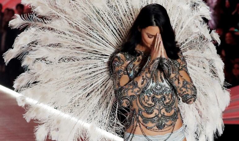 La modelo brasileña Adriana Lima exhibe un diseño de la firma de lencería Victoria's Secret durante un desfile en Nueva York 