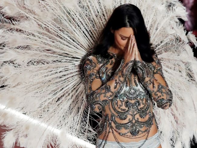 La modelo brasileña Adriana Lima exhibe un diseño de la firma de lencería Victoria's Secret durante un desfile en Nueva York