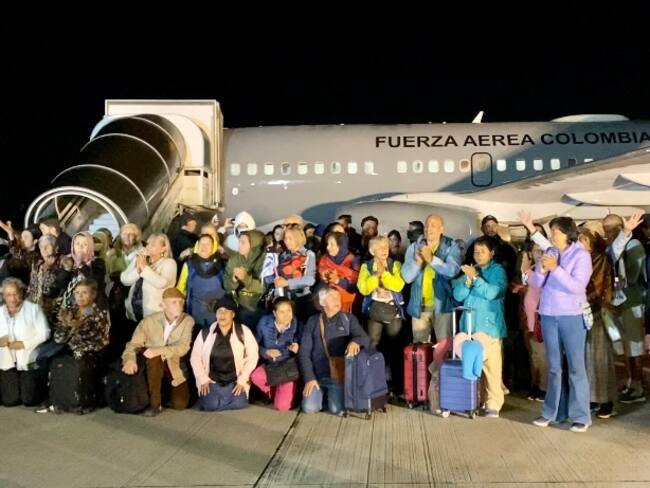 Aterrizó en Colombia el primer vuelo con 110 connacionales que estaban atrapados en Israel