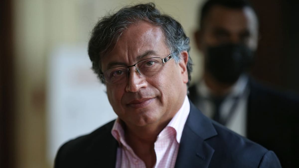 Petro le pidió al presidente Iván Duque suspender compra de aviones