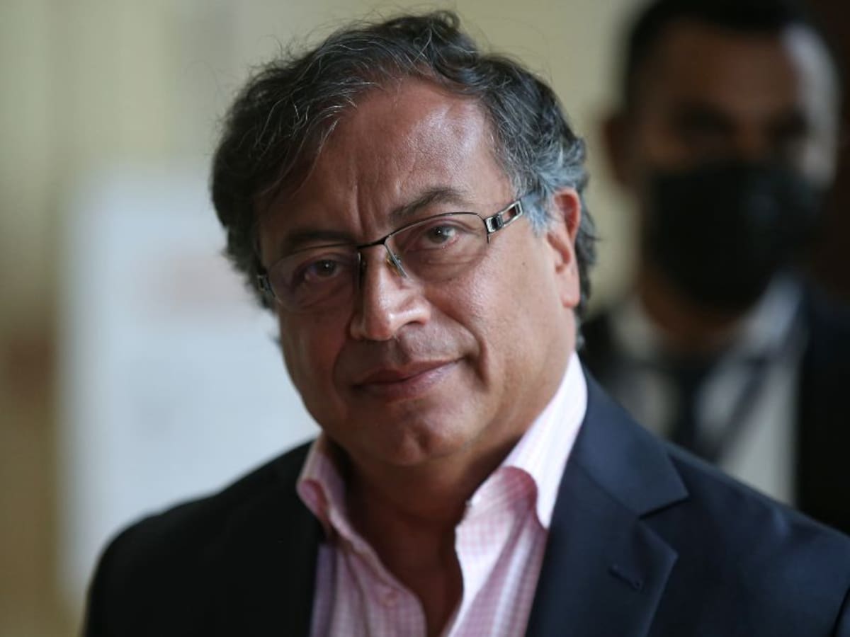 Petro le pidió al presidente Iván Duque suspender compra de aviones