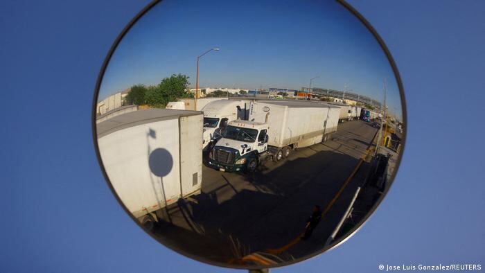 México detiene migrantes que viajaban en un camión de carga - Agencia DW