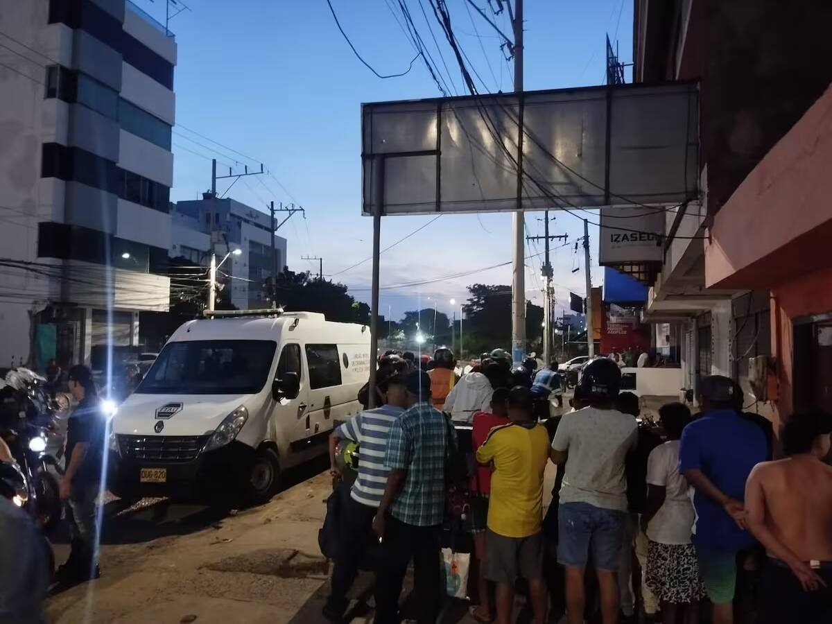 Moto chocó contra un poste en el corredor de carga: hay dos fallecidos