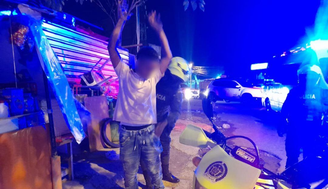 Los uniformados también incautaron 15 armas de fuego, 307 armas blancas y 939 dosis de estupefacientes.