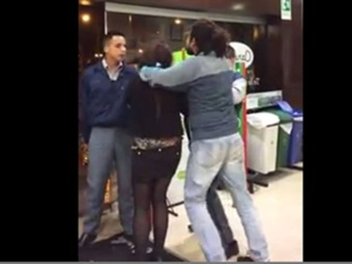 En video se registra riña en supermercado de Carulla en Bogotá