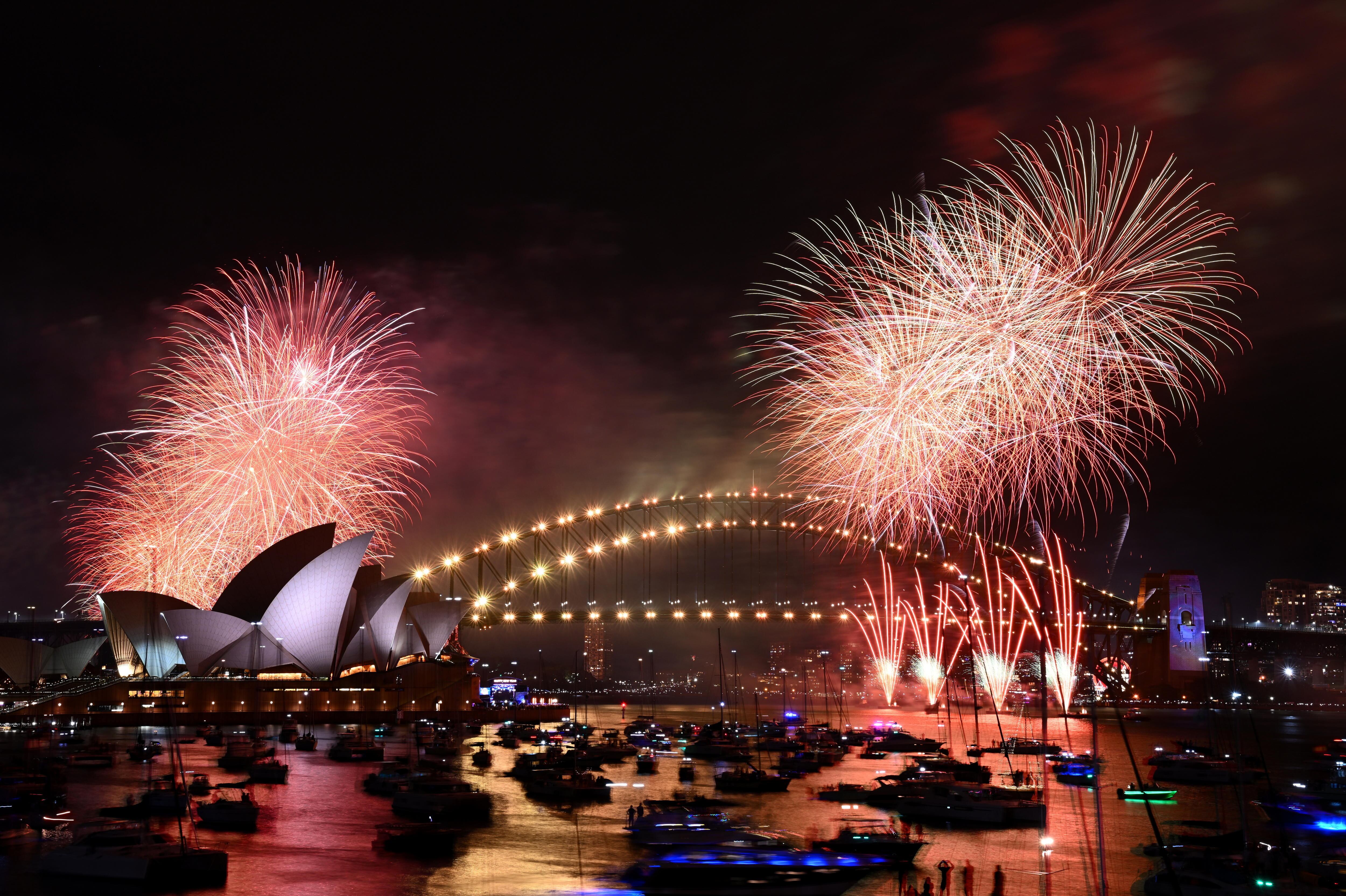 Sydney (Australia), 31/12/2023.- Fireworks are seen over the Sydney Opera House and Harbour Bridge during New Year'Äôs Eve celebrations in Sydney, Australia, 01 January 2024. EFE/EPA/DAN HIMBRECHTS AUSTRALIA AND NEW ZEALAND OUT
