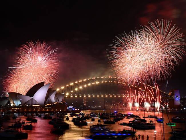Sydney (Australia), 31/12/2023.- Fireworks are seen over the Sydney Opera House and Harbour Bridge during New Year&#039;Äôs Eve celebrations in Sydney, Australia, 01 January 2024. EFE/EPA/DAN HIMBRECHTS AUSTRALIA AND NEW ZEALAND OUT
