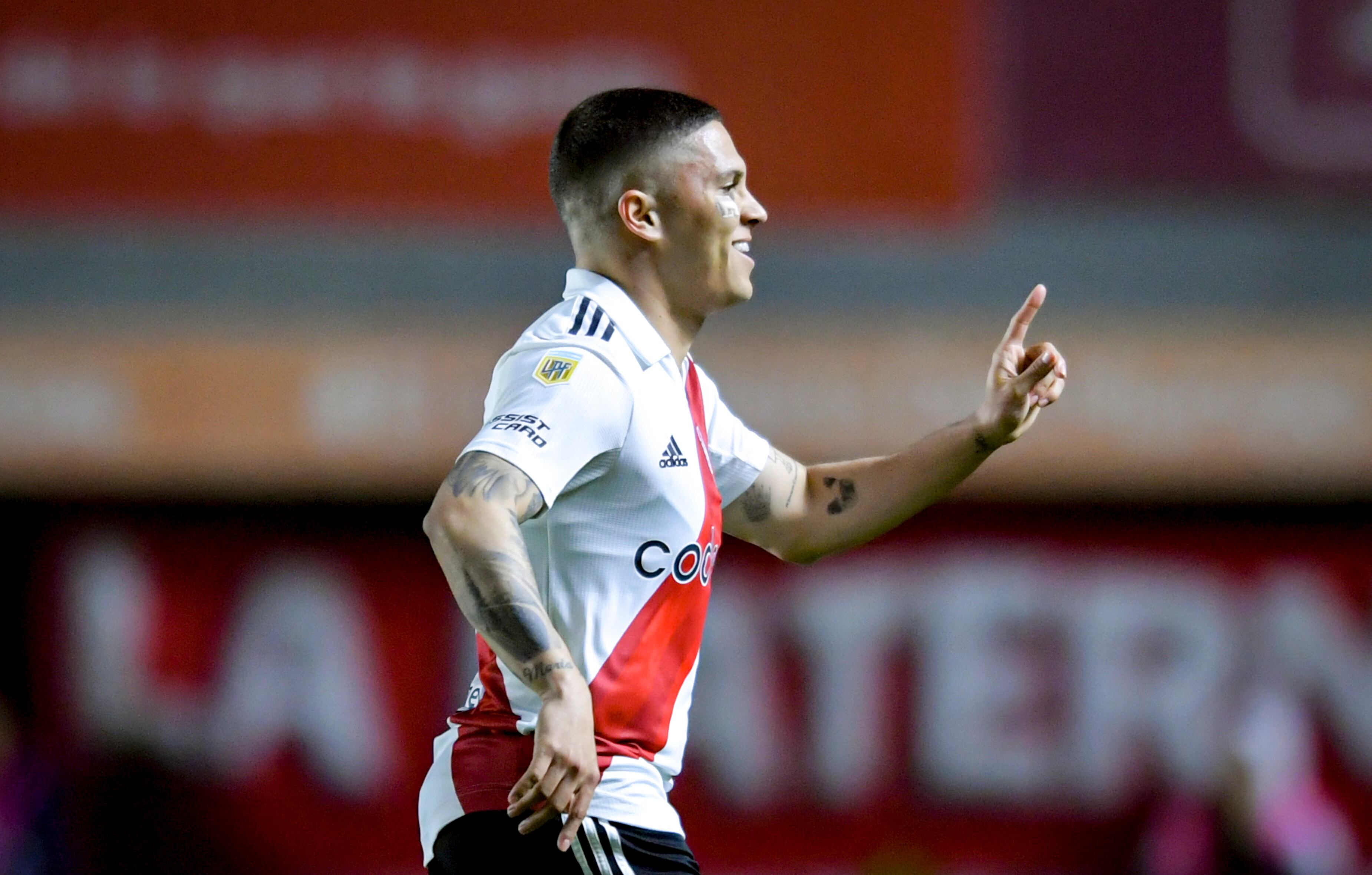 Juan Fernando Quintero, volante colombiano en su paso por River Plate. (Photo by Marcelo Endelli/Getty Images)