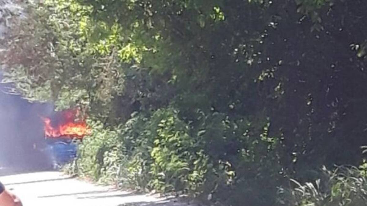 Hombres armados incendiaron buseta en área rural de Santa Marta