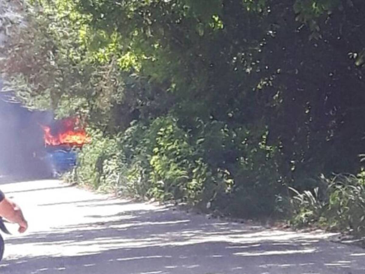 Hombres armados incendiaron buseta en área rural de Santa Marta