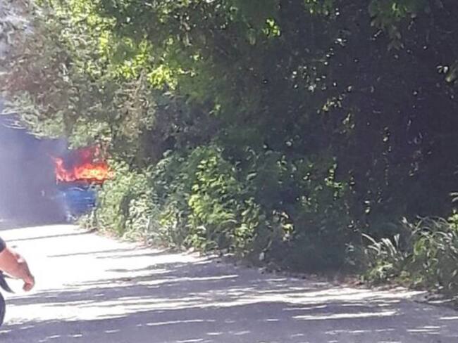La buseta incendiada en área rural de Santa Marta. /FOTO POLICÍA