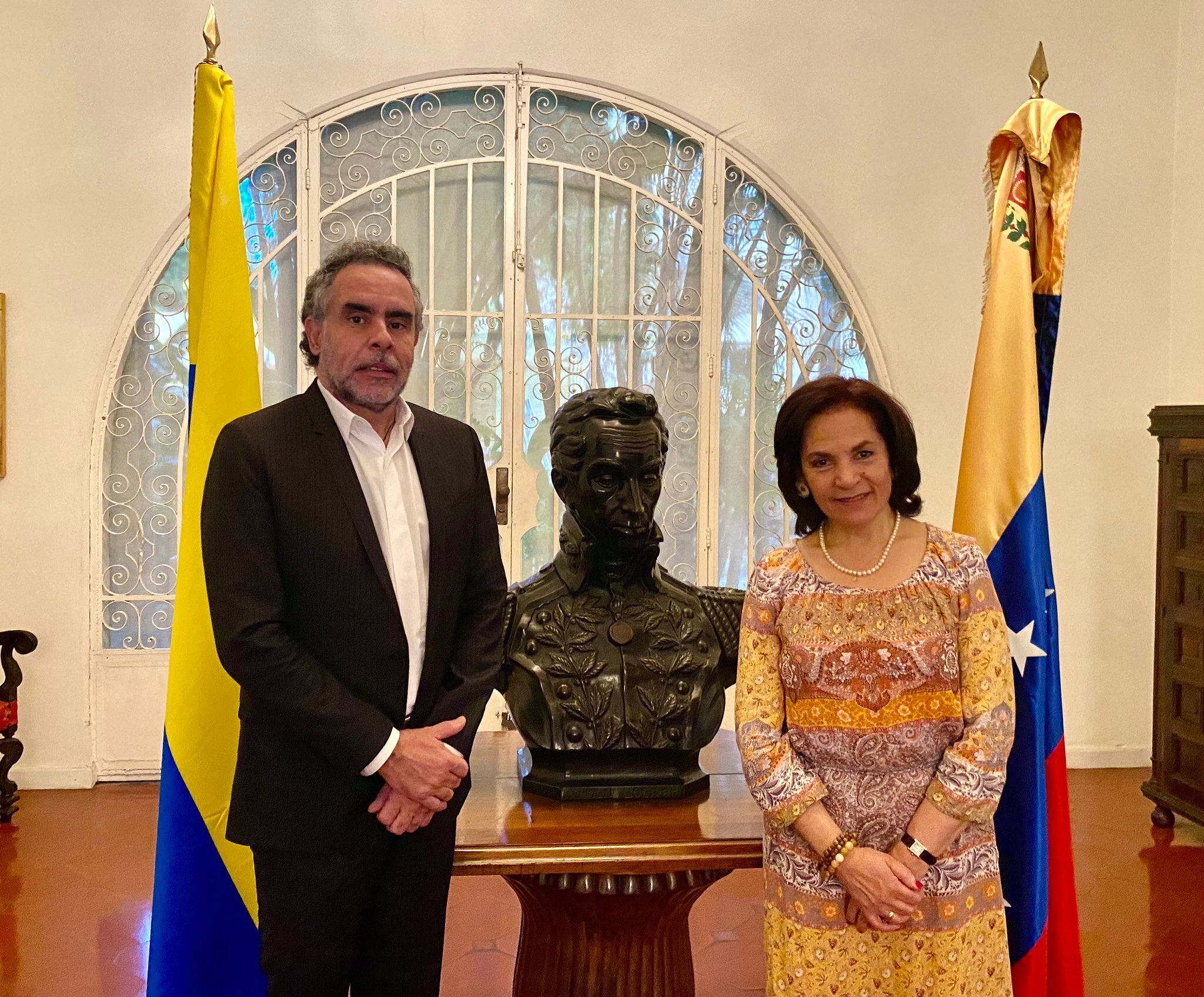 Embajador de Colombia en Venezuela, Armando Benedetti y Fulvia Benavides, nueva cónsul general de Colombia en Caracas. (Foto: Twitter @AABenedetti