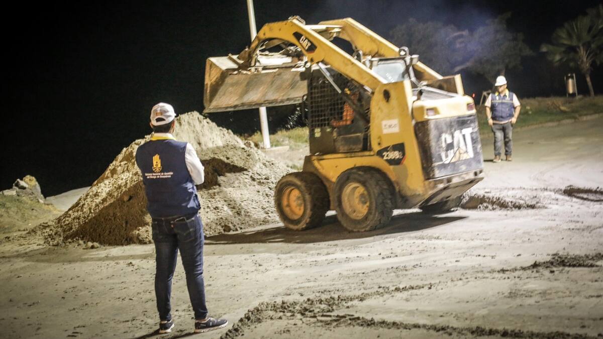 Trabajos de limpieza en calle 5 del barrio Castillogrande