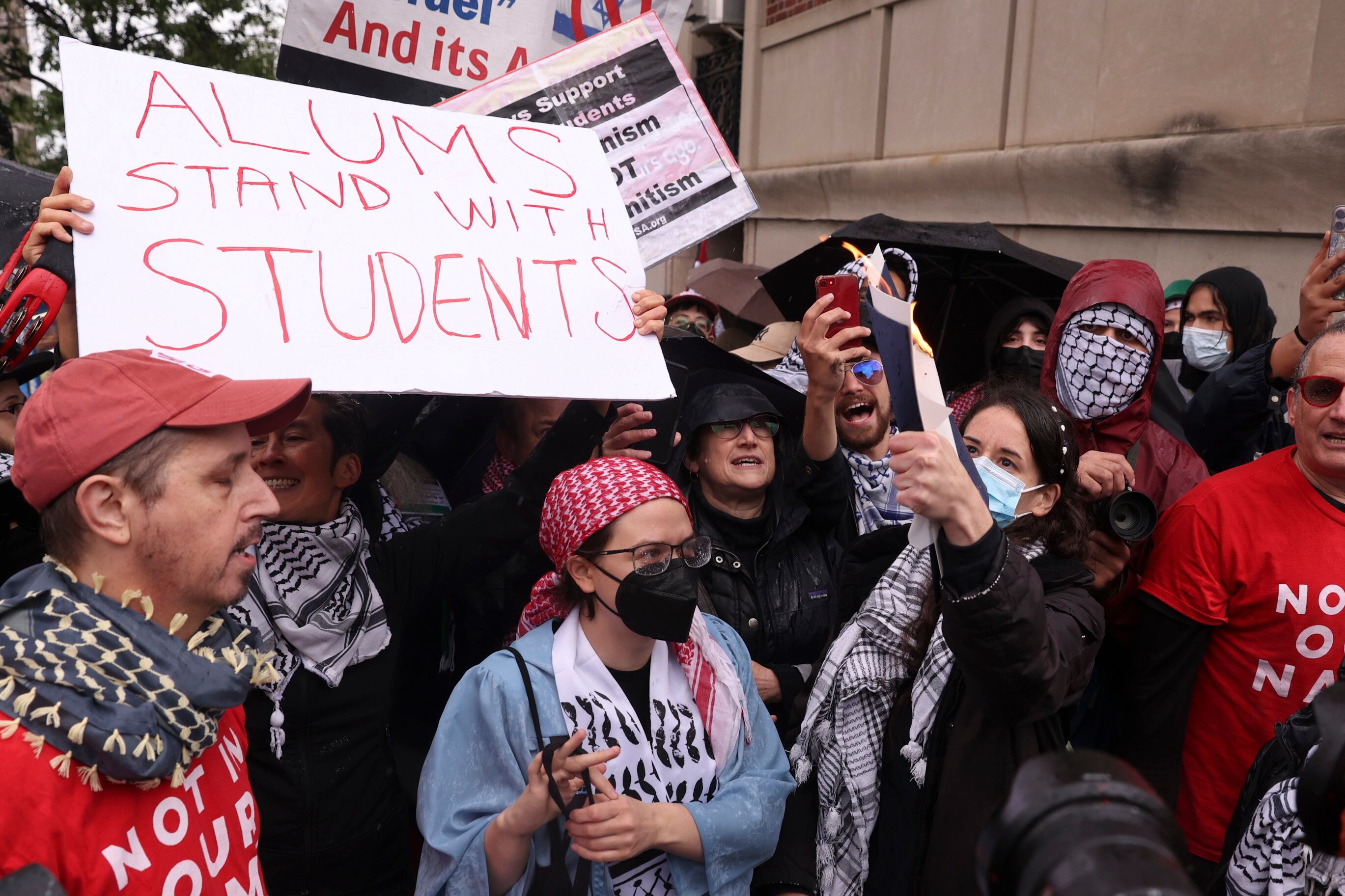 NEW YORK (United States), 21/05/2025.- Columbia alums burn their diplomas in protest against the university's investments in Israel and deal making with the Trump administration, outside Columbia University during Columbia University's commencement ceremony on Columbia's main campus in New York, New York, USA, 21 May 2025. (Protestas, Nueva York) EFE/EPA/SARAH YENESEL