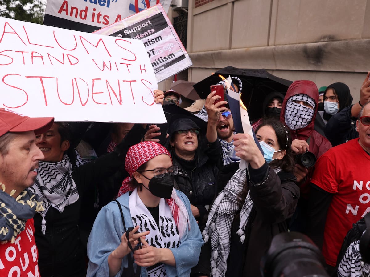 Juez frena medida de Trump que revoca visado a estudiantes extranjeros