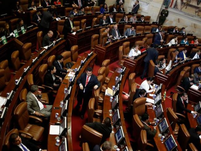 Jefe de protocolo de la Cámara habría falsificado su diploma