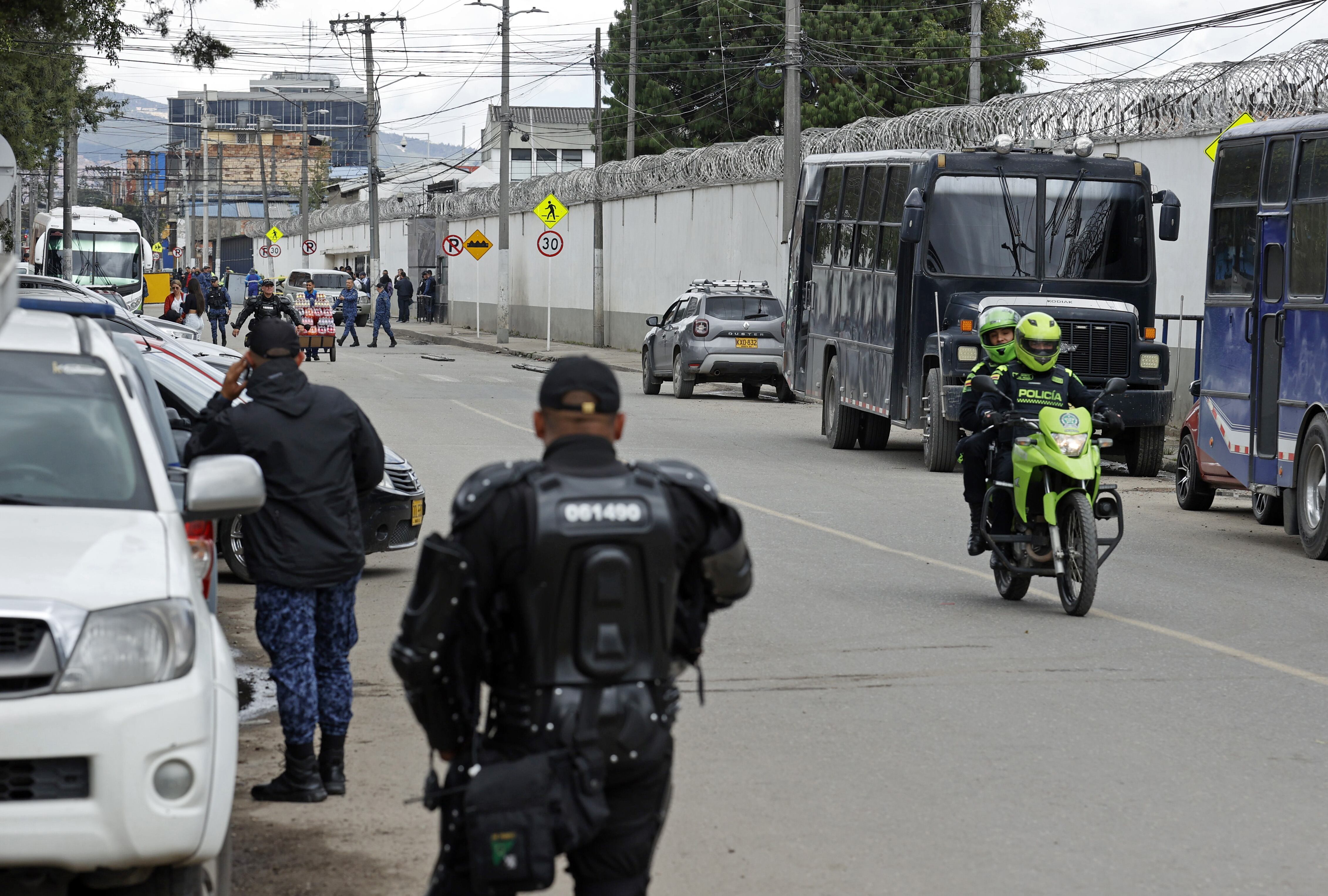 AME6826. BOGOTÁ (COLOMBIA), 17/05/2024.- Guardianes del Instituto Nacional Penitenciario y Carcelario (INPEC), ¿