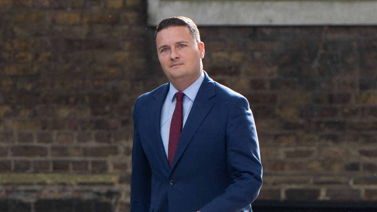 Dimite el ministro de Salud británico, ahora probable rival de Starmer para liderar el laborismo