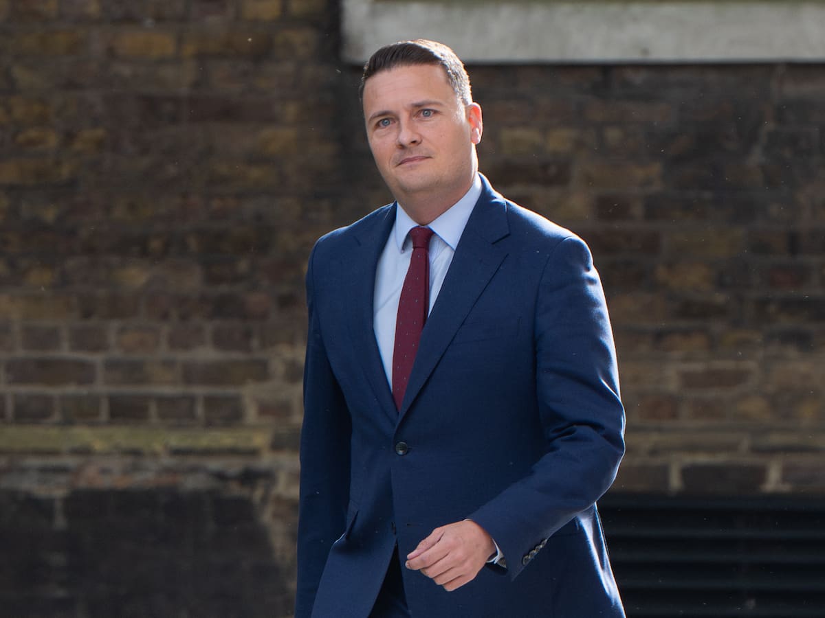 Dimite el ministro de Salud británico, ahora probable rival de Starmer para liderar el laborismo