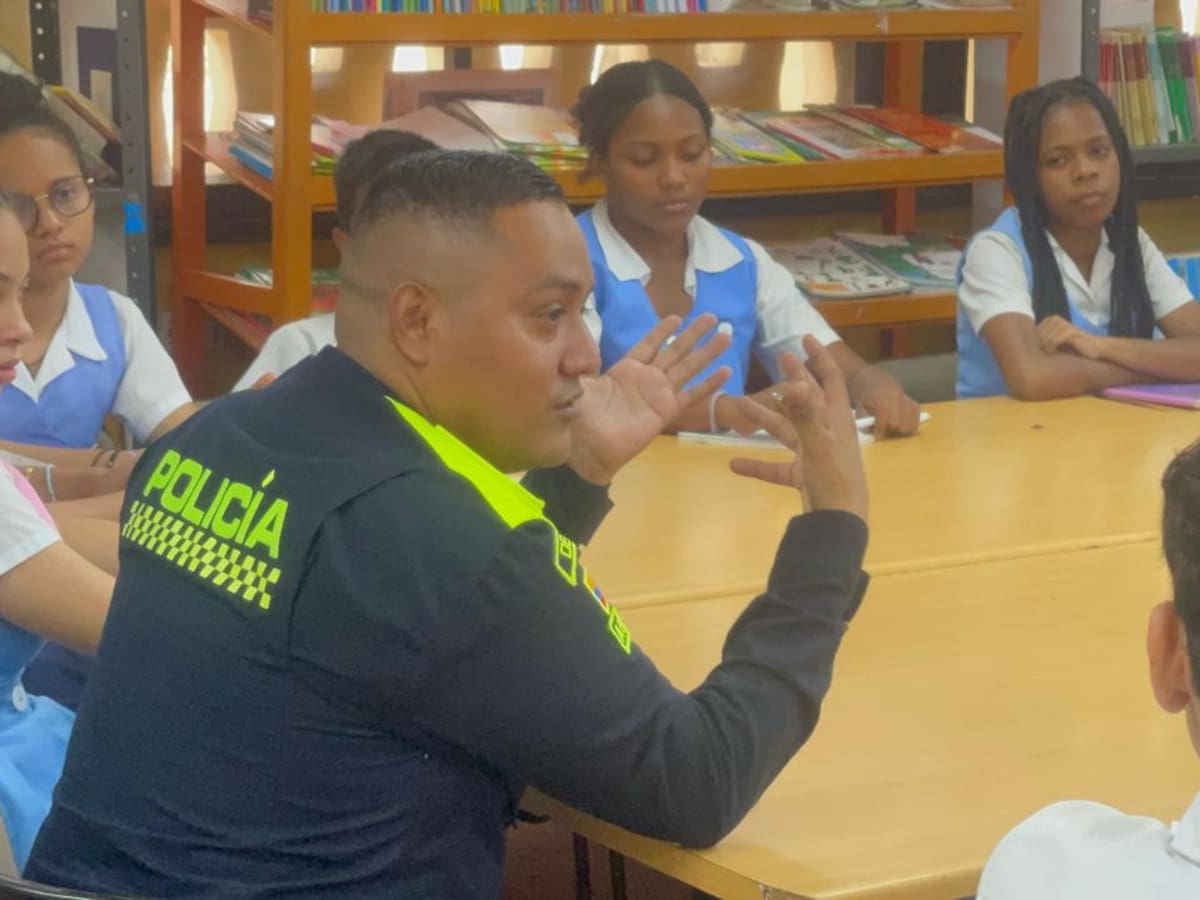 Policía promueve la lectura en colegios de Bolívar: subintendente lidera talleres literarios