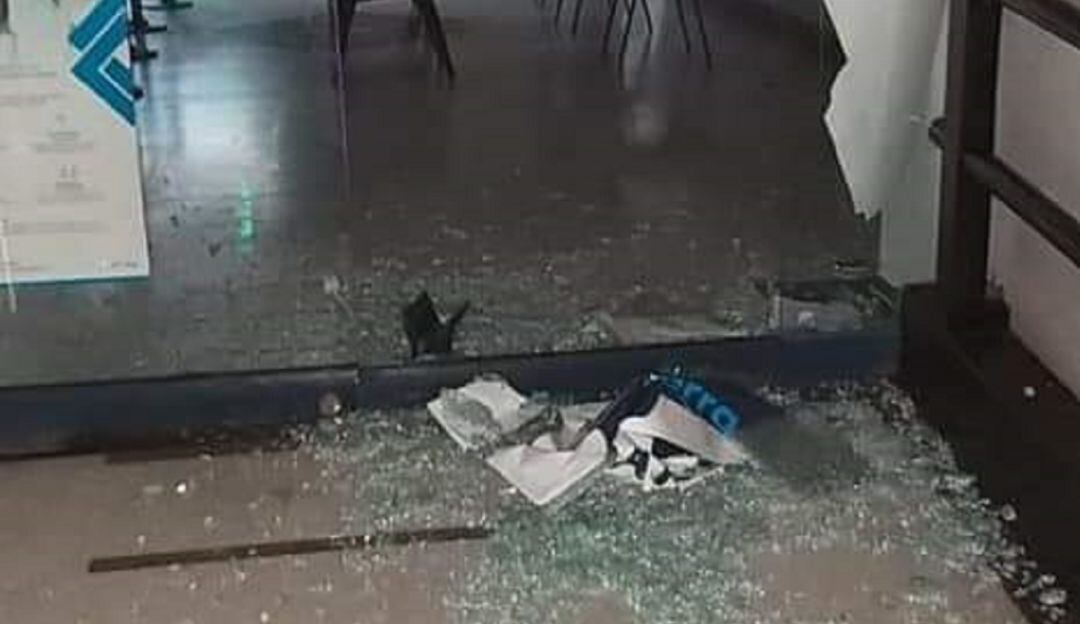 Así quedó una de las puertas de una entidad bancaria violentada en Ibagué. 
