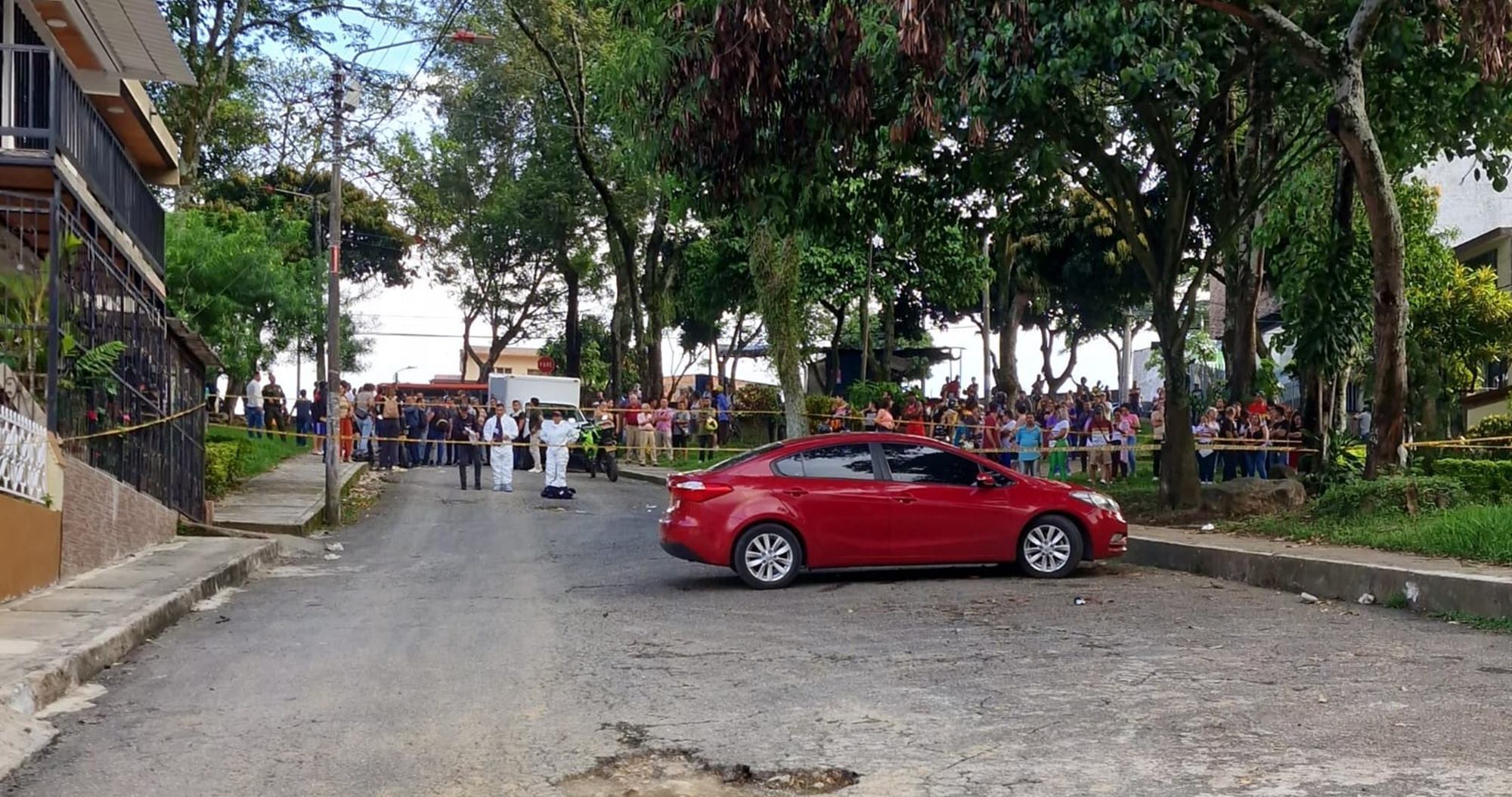 Carro abandonado en el barrio Jordán de Ibagué