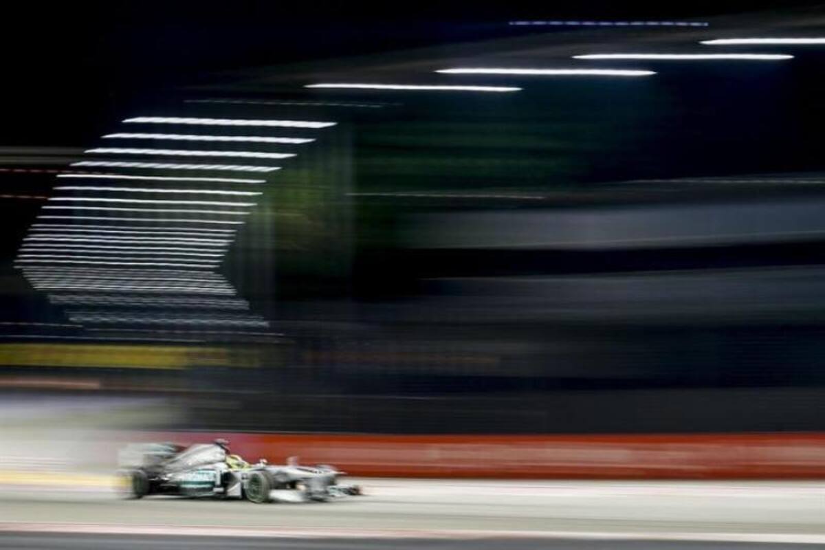 El líder del Mundial de pilotos, Sebastián Vettel fue el más rápido de la segunda tanda de prácticas. Mark Webber lo escoltó. En la primera sesión, Lewis Hamilton había hecho el mejor tiempo.