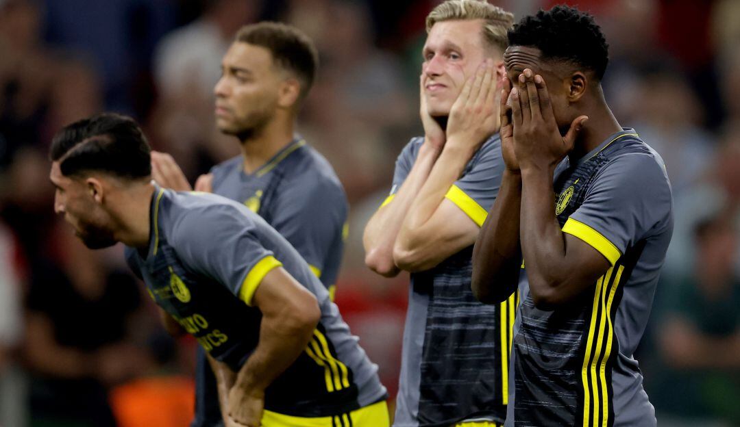 Luis Sinisterra se lamenta al final del partido por la derrota ante la Roma.