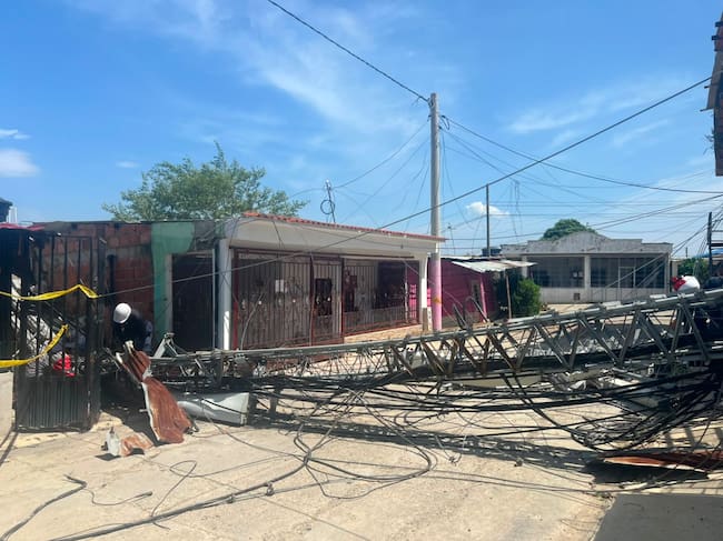 Emergencia por desplome de antena en el barrio Buenos Aires / Foto Caracol Cúcuta /Gabriel Blanco