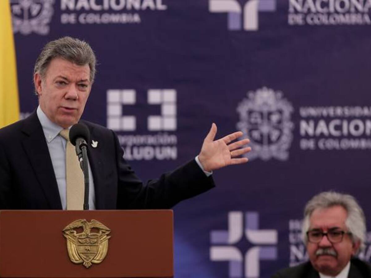 Convertir fiscales de guerra en fiscales contra la corrupción, propuesta de Santos a Martínez
