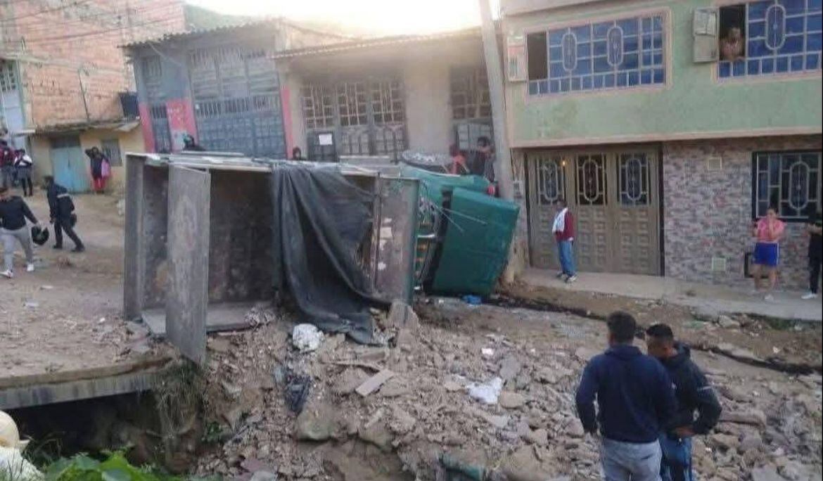 Grave accidente de tránsito en Soacha: involucró 5 vehículos y dejó 3 heridos.