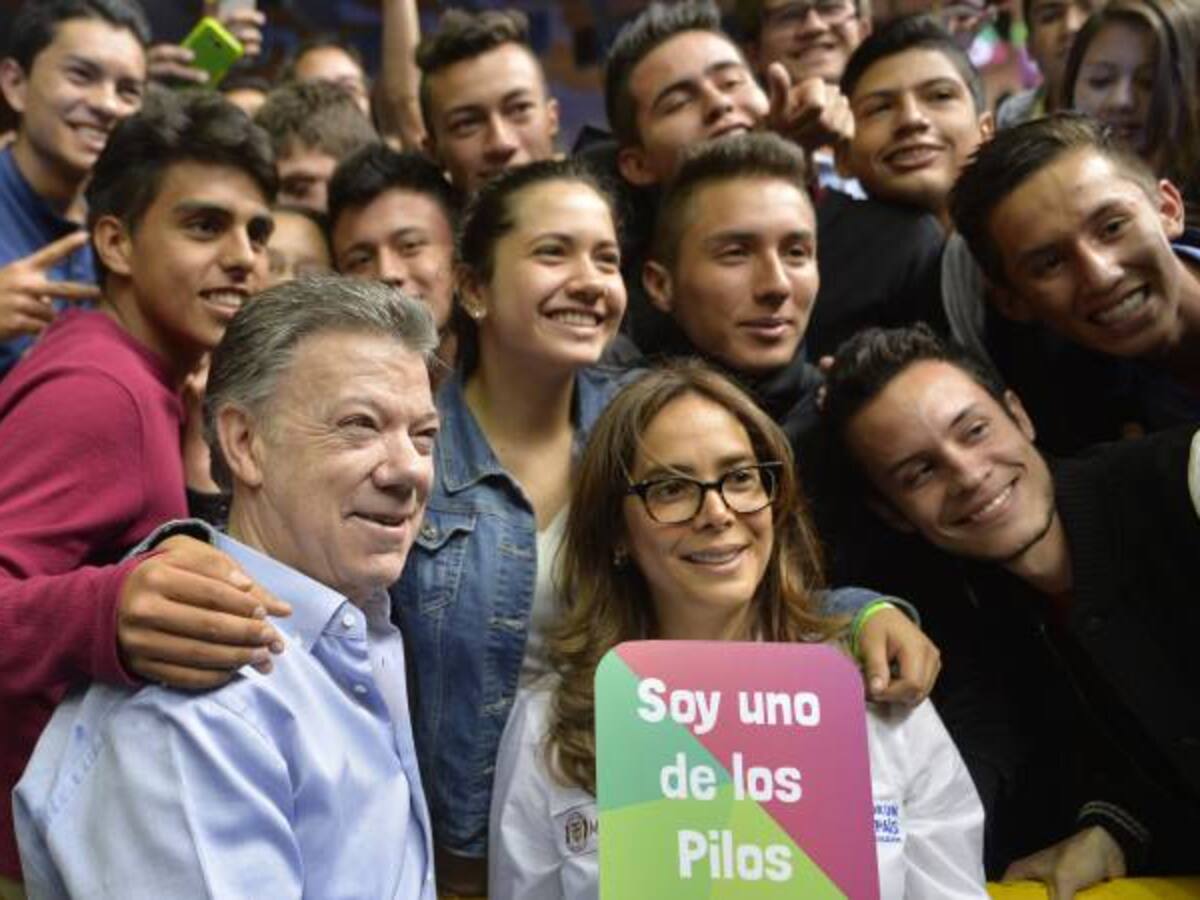 Santos pidió a 5.000 jóvenes pilos que defiendan la paz