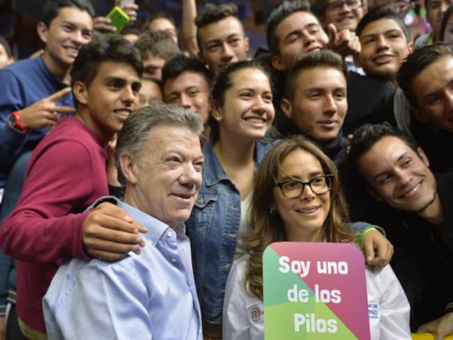Santos pidió a 5.000 jóvenes pilos que defiendan la paz
